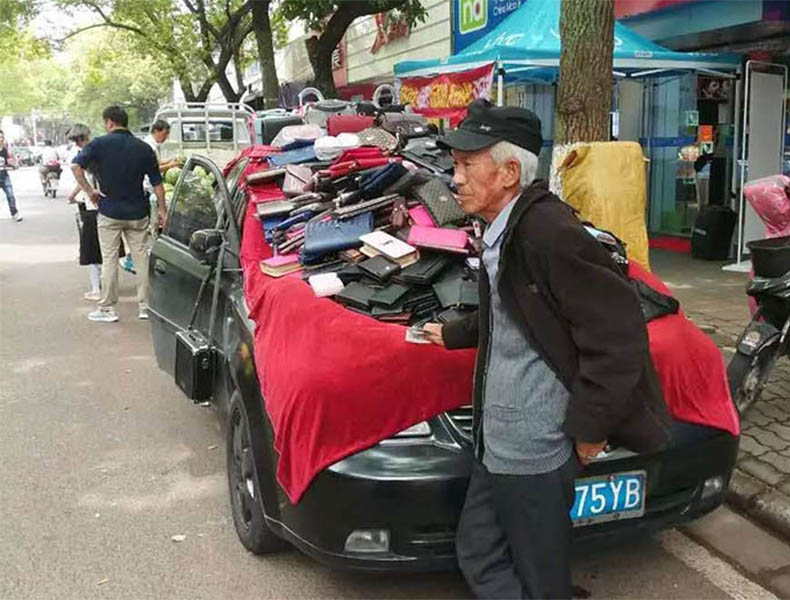 “两会”支持地摊经济，创意“广告背包”赢得未来