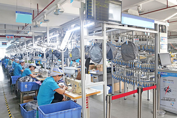 走进工业，了解箱包生产流程