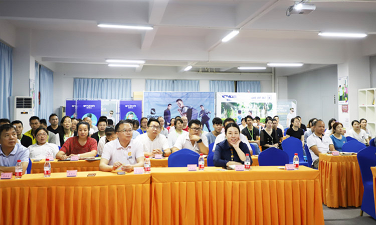 双肩包,礼品背包定制,双肩背包定制,箱包厂家,书包定制