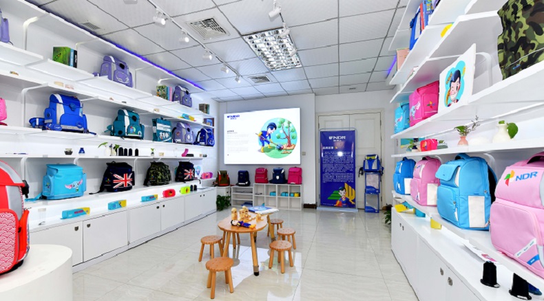 书包定制厂家,书包生产厂家,背包工厂,双肩包定制,礼品背包定制