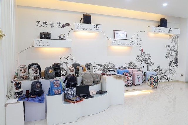 定制背包,豪门国际皮具箱包厂,广东双肩包厂家,深圳手袋厂,电脑背包工厂