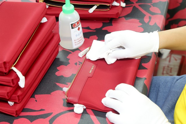 背包厂家QC检查