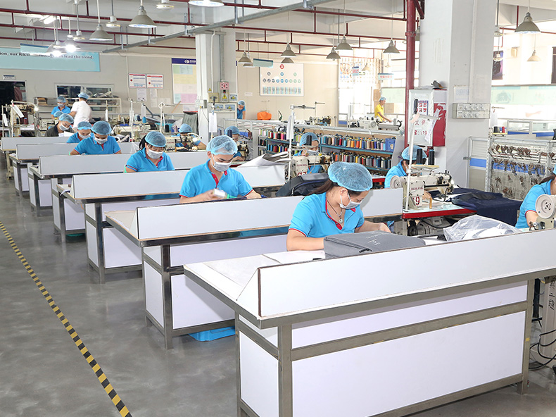 双肩包厂家生产车间