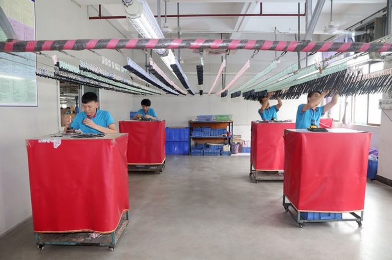 双肩包厂家生产车间