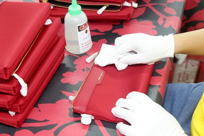 化妆包表明清理